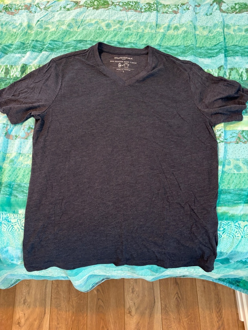 Men’s Banana Republic V-Neck T-Shirt in Dark Heather Blue
Large, never worn.